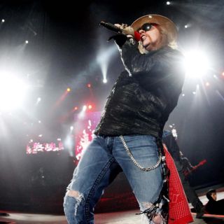 Axl Rose, líder de Guns N'Roses, es acusado de agresión sexual