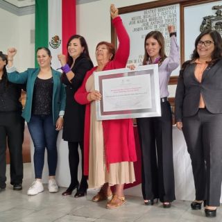 Seguiré luchando por despenalización del aborto en Jalisco: Silvia Loggia, al recibir galardón Irene Robledo