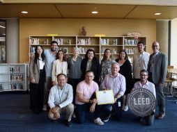 Los representantes del American School Foundation de Guadalajara recibieron la placa acompañados por Mr. Mcgrath, Director General, Moises Hernandez, consejero y miembro del steering committee y Rebeca Ortiz, líder de negocios del GBCI