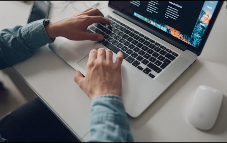 El trabajar desde casa puede conllevar riesgos invisibles, como las vulnerabilidades referidas a la Internet de las cosas. UNSPLASH /  Š. Štefančík