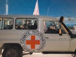 La Cruz Roja Internacional transporta a rehenes liberados por el punto fronterizo de Rafah. AFP
