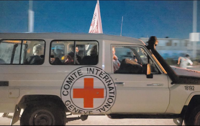 La Cruz Roja Internacional transporta a rehenes liberados por el punto fronterizo de Rafah. AFP