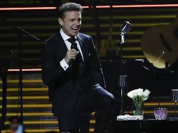 El espectáculo continuó, no sin que antes el famoso se asegurara de la sequedad de sus zapatos, revisándolos y recorriendo el escenario. SUN / ARCHIVO