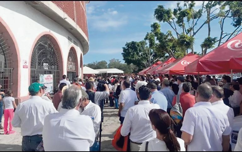 Cerca de 300 personas, entre aficionados, vendedores y toreros se reunieron. ESPECIAL