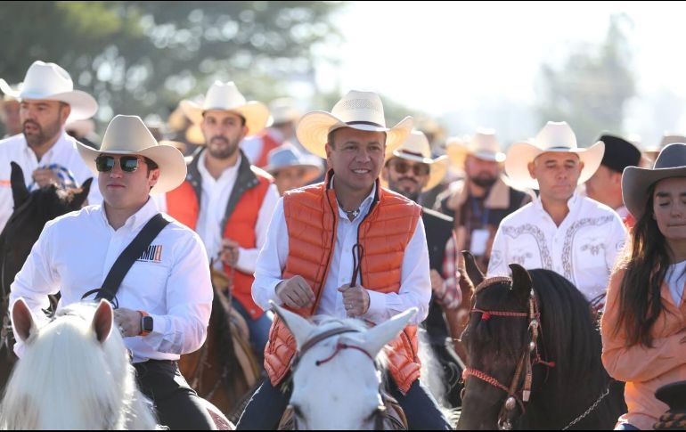 Samuel García y Pablo Lemus participaron en una cabalgata antes de llegar al lienzo charro. ESPECIAL