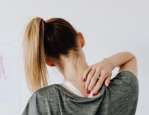 Si te duele la espalda o los hombros, hay ejercicios que puedes incorporar a tu rutina en el trabajo. Unsplash.