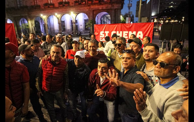 Cientos de vecinos de Chapalita, Oblatos, El Zalate, Miravalle, San Onofre, Santa Cecilia, San Joaquín, entre otras, acudieron con chipotes chillones para apoyar el destape de Martínez. EL INFORMADOR / H. Figueroa