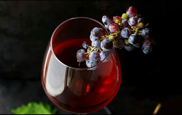 Un equipo de investigadores de la Universidad de California apuntan a un culpable por los dolores de cabeza tras beber vino. ESPECIAL/ Unsplash