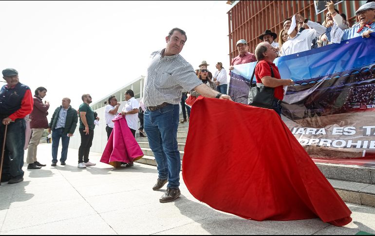 Alrededor de 100 personas acudieron a las instalaciones de Ciudad Judicial Federal para manifestar su descontento. EL INFORMADOR / H. Figueroa