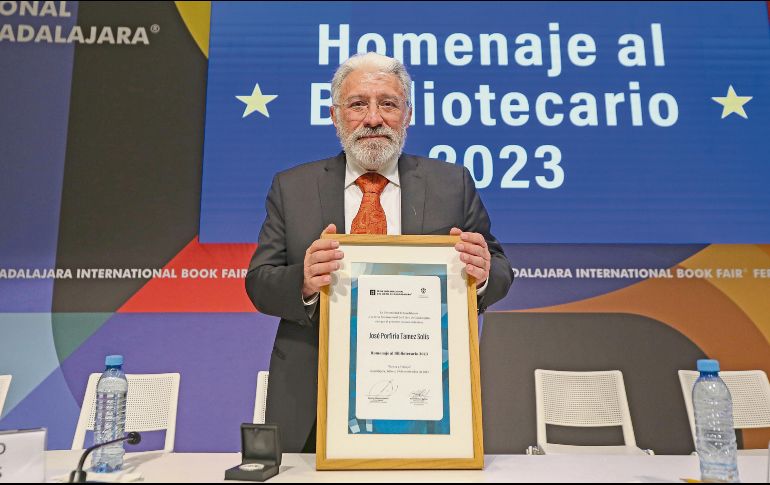 El homenajeado ha dedicado 56 años de su vida al servicio de las bibliotecas académicas en México. CORTESÍA