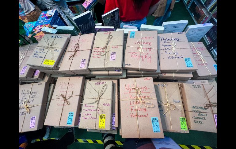 Luis Enrique González, quien labora en el stand de Cita a Ciegas, explica que éste es un concepto innovador con el que se busca fomentar la lectura “y cambiar un poco la forma en la que la gente compra libros. EL INFORMADOR / A. Navarro