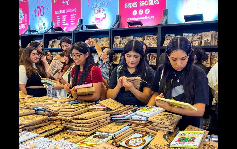 Luis Enrique González, quien labora en el stand de Cita a Ciegas, explica que éste es un concepto innovador con el que se busca fomentar la lectura “y cambiar un poco la forma en la que la gente compra libros. EL INFORMADOR / A. Navarro