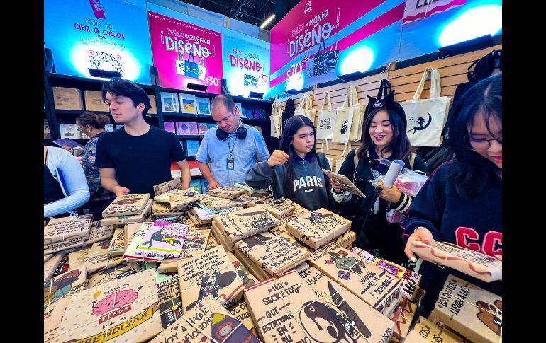 Luis Enrique González, quien labora en el stand de Cita a Ciegas, explica que éste es un concepto innovador con el que se busca fomentar la lectura “y cambiar un poco la forma en la que la gente compra libros. EL INFORMADOR / A. Navarro