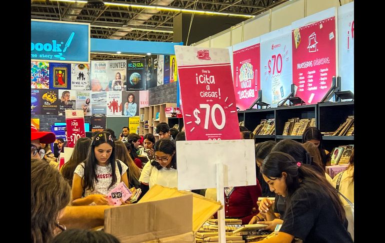 Luis Enrique González, quien labora en el stand de Cita a Ciegas, explica que éste es un concepto innovador con el que se busca fomentar la lectura “y cambiar un poco la forma en la que la gente compra libros. EL INFORMADOR / A. Navarro