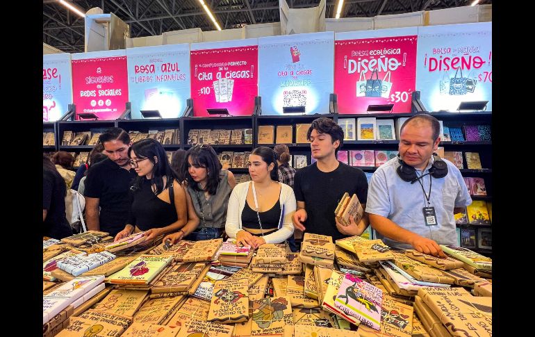 Luis Enrique González, quien labora en el stand de Cita a Ciegas, explica que éste es un concepto innovador con el que se busca fomentar la lectura “y cambiar un poco la forma en la que la gente compra libros. EL INFORMADOR / A. Navarro