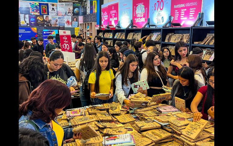 Luis Enrique González, quien labora en el stand de Cita a Ciegas, explica que éste es un concepto innovador con el que se busca fomentar la lectura “y cambiar un poco la forma en la que la gente compra libros. EL INFORMADOR / A. Navarro
