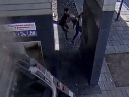 Un vehículo se impacta en estación de Mi macro, Zapopan. ESPECIAL/ CAPTURA