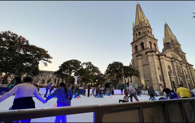 El año pasado la pista de hielo formó parte del festival de Navidad del Ayuntamiento de Guadalajara y se instaló, justamente, a un costado de la presidencia municipal; siendo el deleite de chicos y grandes. EL INFORMADOR / ARCHIVO
