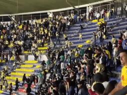 Comenzó una batalla campal entre aficionados del América y barristas del León. ESPECIAL.