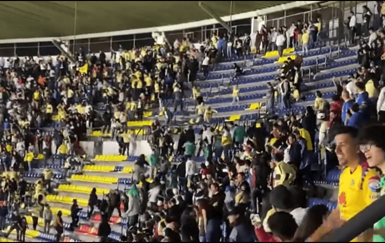 Comenzó una batalla campal entre aficionados del América y barristas del León. ESPECIAL.