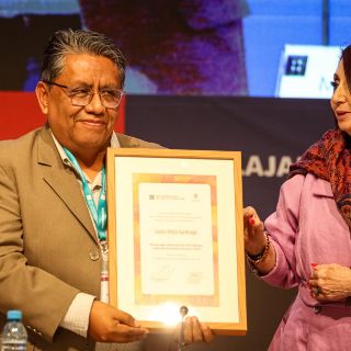 Jesús Alejo Santiago recibe el Homenaje Nacional de Periodismo Cultural