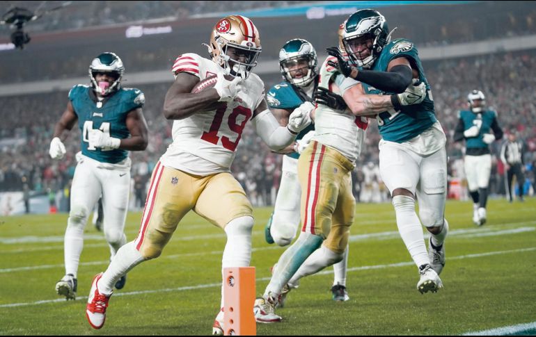 Deebo Samuel (#19) tuvo una actuación de tres anotaciones frente a los Eagles. AP