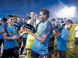 Cheick Traore (con el trofeo) se lució con un doblete para darle el título al Cancún. IMAGO7
