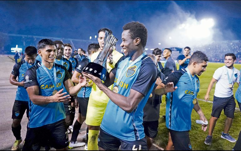 Cheick Traore (con el trofeo) se lució con un doblete para darle el título al Cancún. IMAGO7
