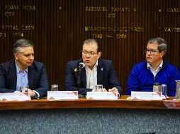 El presidente del Centro Empresarial de Jalisco (Coparmex), Raúl Flores López (persona de en medio), celebró los incrementos del salario mínimo. EL INFORMADOR / A. Navarro