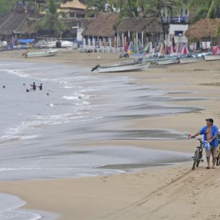 Tras ataque de tiburón, cierran playa Melaque en Jalisco