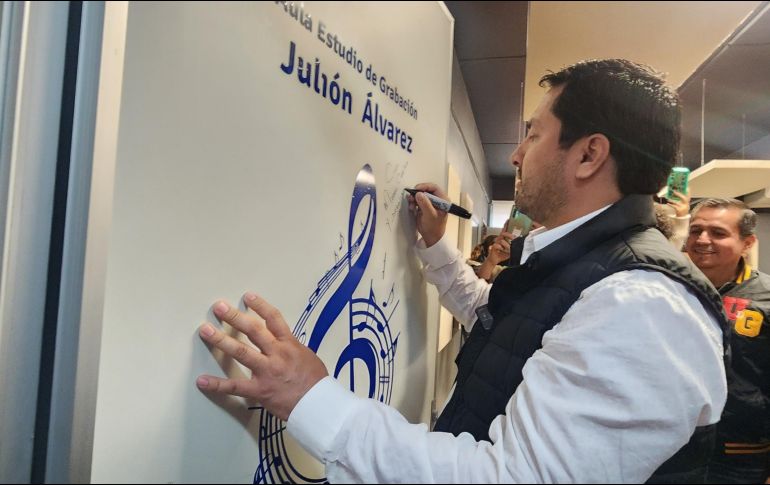 La presencia de Julión Álvarez en la Prepa Santa Anita fue recibida con entusiasmo por la comunidad estudiantil. FACEBOOK/@Prepa Santa Anita