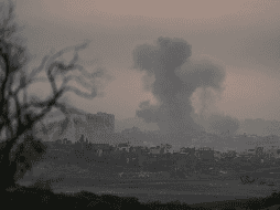 Tras haber sido bombardeada por Israel, una nube de humo se levanta sobre la franja de Gaza. AP