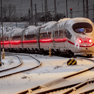 Lluvia gélida deja tres muertos por accidentes y suspende vuelos en Múnich