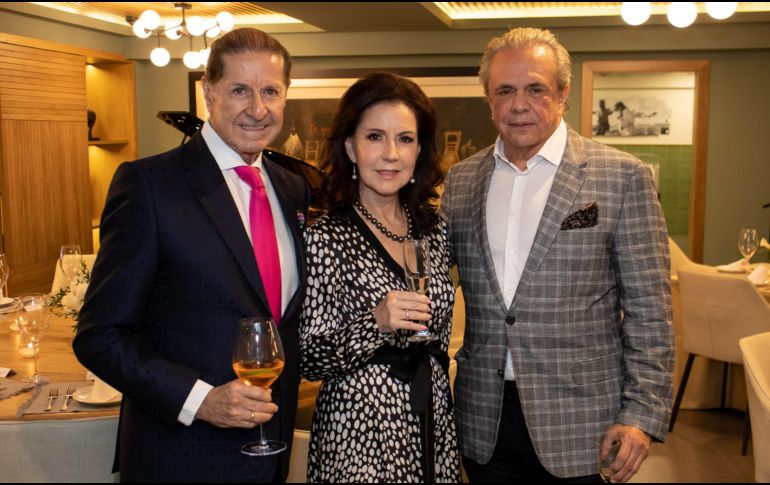 Hilda y Luis Vejar con Luis Larios. GENTE BIEN JALISCO/ Christian Pérez