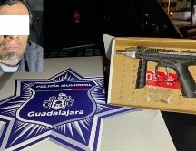 Durante la inspección, al sujeto le hallaron una subametralladora aparentemente calibre .22 con un tiro útil. ESPECIAL/Comisaría de Guadalajara