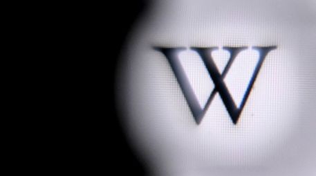 Dentro de los artículos de enciclopedia que aparecen al frente de las búsquedas en Google, Wikipedia se ha consolidado como un referente clave del acceso libre y divulgación del conocimiento en Internet. AFP / ARCHIVO