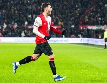 Santiago Giménez se posicionó como el máximo anotador en un año natural en la Eredivisie. ESPECIAL/ 
