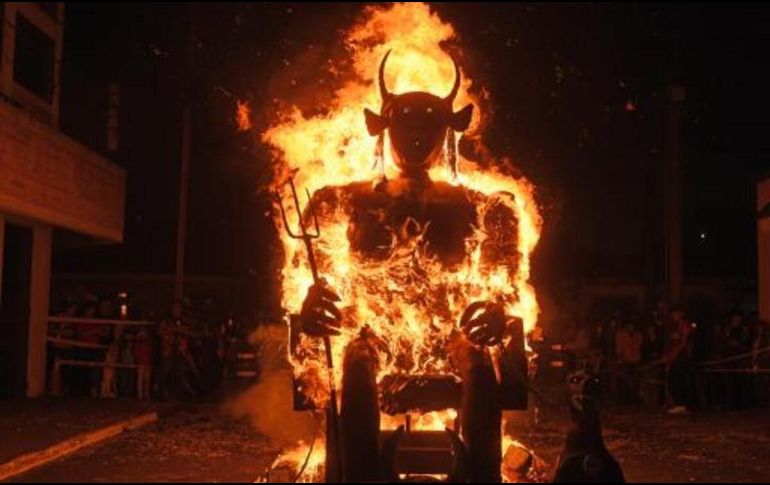 La piñata tenía figura femenina y representaba a la fiscal general del país, Consuelo Porras Argueta. EFE