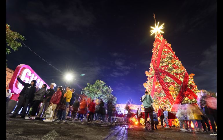 Adornado con cintas rojas y nochebuenas, el árbol fue iluminado con la catedral de fondo, seguido de un espectáculo de fuegos artificiales de todos colores, que chicos y grandes captaron con sus teléfonos celulares. EL INFORMADOR/ H. FIGUEROA