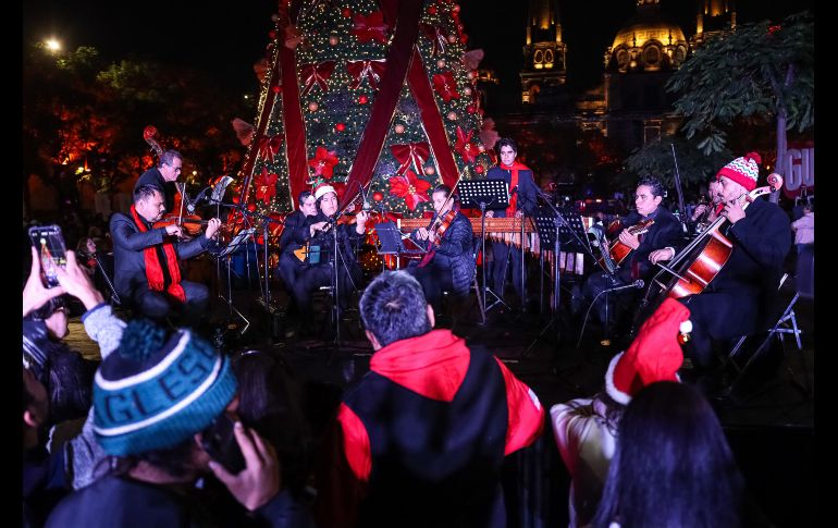 Adornado con cintas rojas y nochebuenas, el árbol fue iluminado con la catedral de fondo, seguido de un espectáculo de fuegos artificiales de todos colores, que chicos y grandes captaron con sus teléfonos celulares. EL INFORMADOR/ H. FIGUEROA