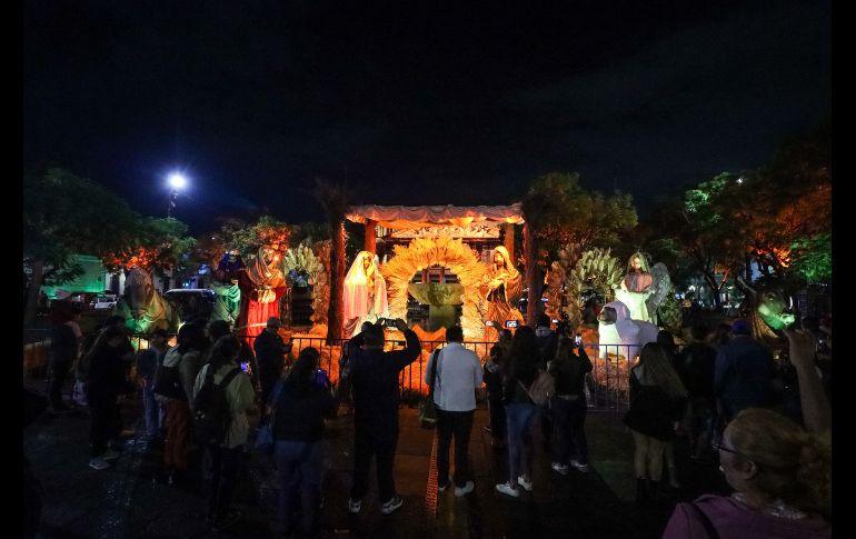 Adornado con cintas rojas y nochebuenas, el árbol fue iluminado con la catedral de fondo, seguido de un espectáculo de fuegos artificiales de todos colores, que chicos y grandes captaron con sus teléfonos celulares. EL INFORMADOR/ H. FIGUEROA