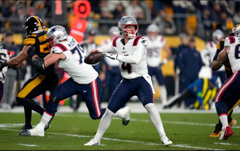 Bailey Zappe se destapó enviando tres pases de anotación ante los Steelers. AP/G. Puskar