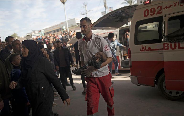 Un bebé herido por un ataque israelí llega al hospital Nasser, en Jan Yunis. Sólo 14 de los 36 hospitales de Gaza siguen en funcionamiento, y únicamente dos de ellos están en la parte norte. EFE/H. Imad