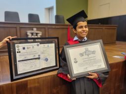 Este viernes, Ian recibió su título de licenciatura a manos del rector del CUCEI Antonio Cisneros, en un evento exclusivo al que asistieron también su familia y sus mejores amigos. EL INFORMADOR / J. Díaz