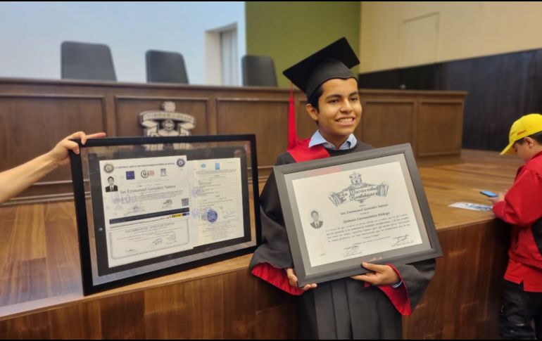 Este viernes, Ian recibió su título de licenciatura a manos del rector del CUCEI Antonio Cisneros, en un evento exclusivo al que asistieron también su familia y sus mejores amigos. EL INFORMADOR / J. Díaz