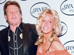Los actores Ryan O’Neal y Farrah Fawcett posan juntos durante la fiesta anual Share Boomtown, en mayo de 2004. AFP