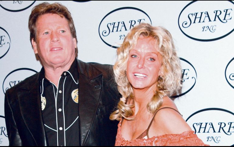 Los actores Ryan O’Neal y Farrah Fawcett posan juntos durante la fiesta anual Share Boomtown, en mayo de 2004. AFP