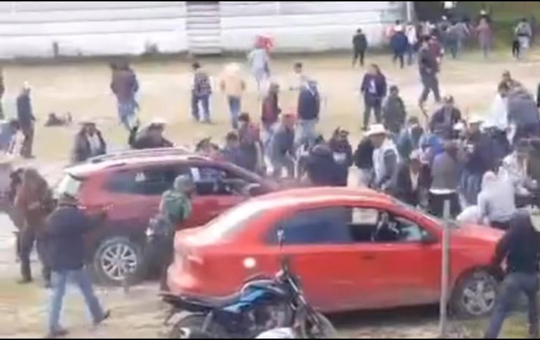 En un video que circuló en redes sociales, se observó cómo comenzó el enfrentamiento entre civiles y delincuentes. ESPECIAL