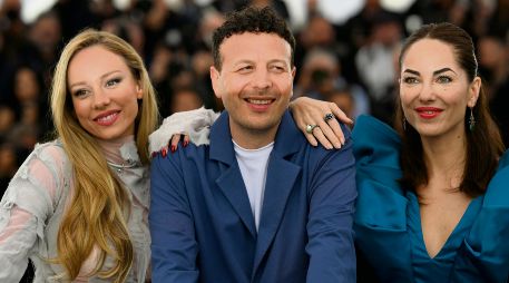 La actriz española Ester Expósito, el director mexicano Amat Escalante y la actriz mexicana Bárbara Mori. AFP/P. De Melo