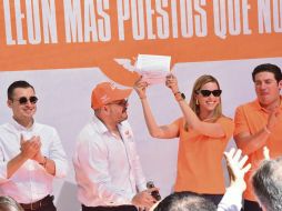 En su registro como precandidata a la alcaldía de Monterrey, Mariana Rodríguez estuvo acompañada de su esposo Samuel García.  ESPECIAL